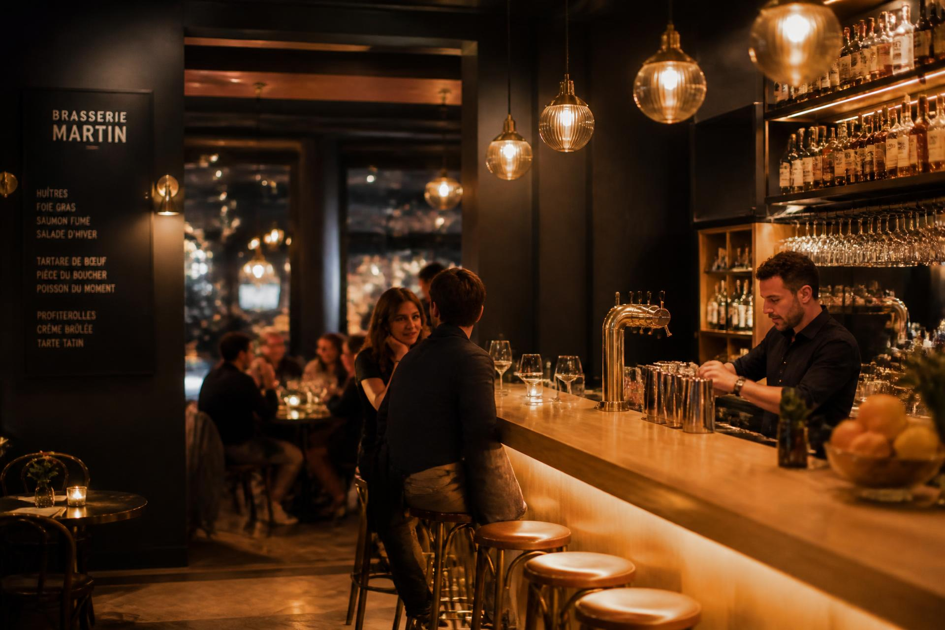 Intérieur du bar en soirée